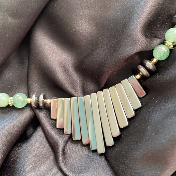 Vintage hematite necklace with green beads - Picture 2 of 5